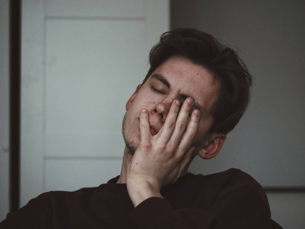 Hombre con la mano en la cara con ansiedad